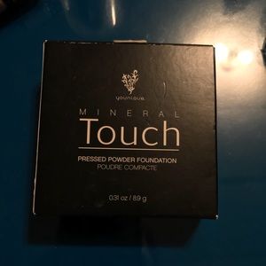 Younique pressed powder foundation - Taffeta